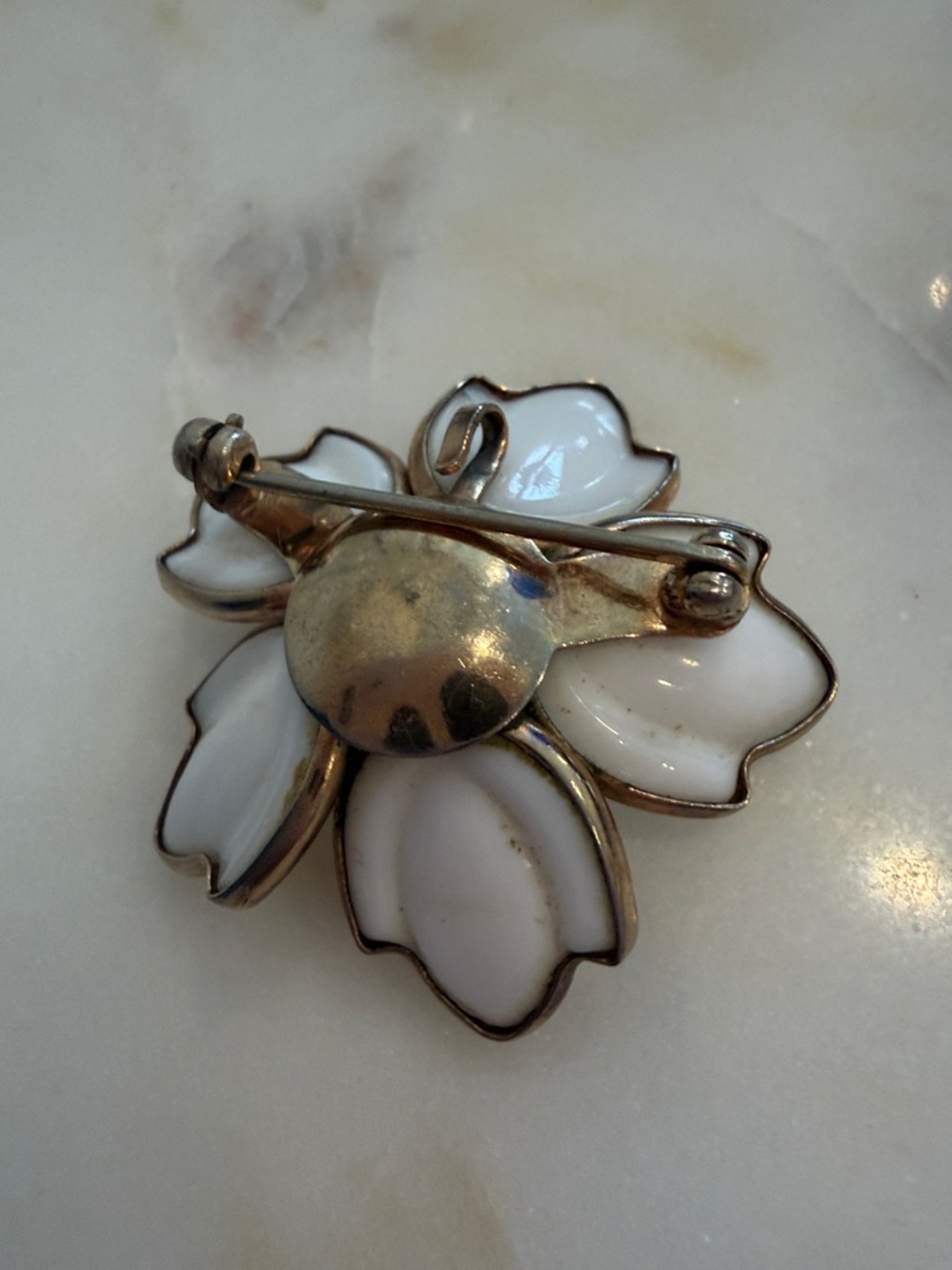 Trifari Gold Tone White Glass Petal Flower Pendant Brooch Pin Unsigned - Picture 5 of 6